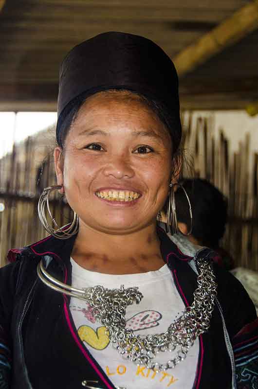 202 - Vietnam - Sapa - mujer etnia Hmong negro